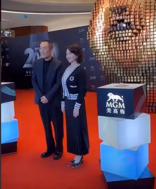 何超瓊現身接受採訪,貼臉近照曝光,62歲面相慈祥優雅大方