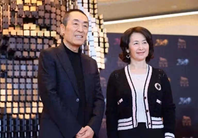 何超瓊現身接受採訪,貼臉近照曝光,62歲面相慈祥優雅大方