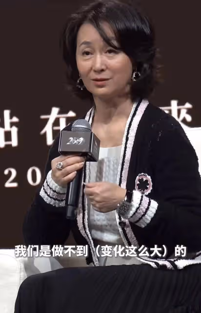 何超瓊現身接受採訪,貼臉近照曝光,62歲面相慈祥優雅大方