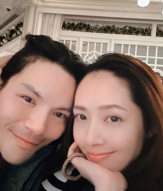 郭碧婷一家四口出遊,向佐穿搭比老婆還粉嫩,二胎兒子長發搶鏡