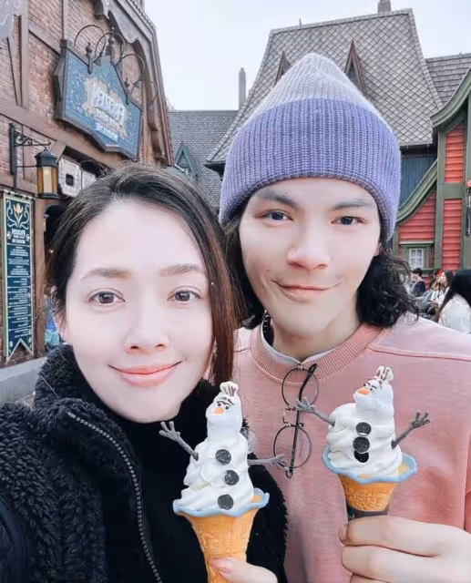 郭碧婷一家四口出遊,向佐穿搭比老婆還粉嫩,二胎兒子長發搶鏡