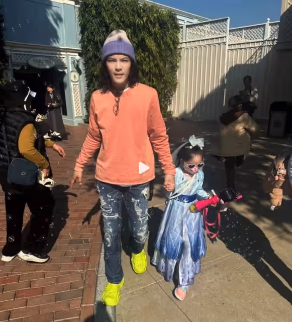 郭碧婷一家四口出遊,向佐穿搭比老婆還粉嫩,二胎兒子長發搶鏡