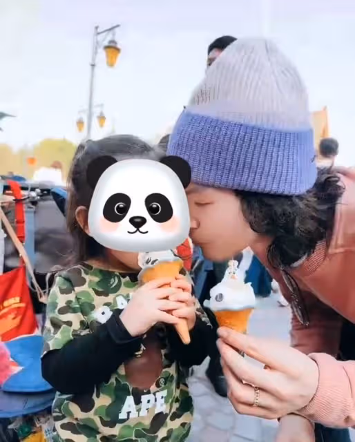 郭碧婷一家四口出遊,向佐穿搭比老婆還粉嫩,二胎兒子長發搶鏡