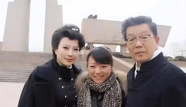 42歲車曉曾嫁山西首富!如今離婚後帶蒼老的父親看中醫