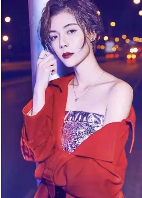42歲車曉曾嫁山西首富!如今離婚後帶蒼老的父親看中醫