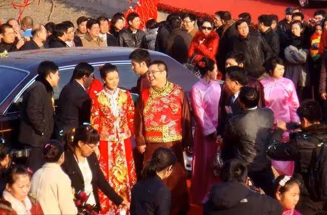 42歲車曉曾嫁山西首富!如今離婚後帶蒼老的父親看中醫