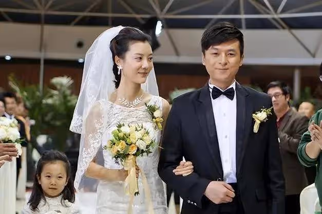 42歲車曉曾嫁山西首富!如今離婚後帶蒼老的父親看中醫
