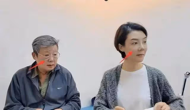 42歲車曉曾嫁山西首富!如今離婚後帶蒼老的父親看中醫