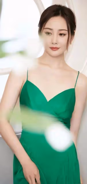 美女明星李純寫真露出事業線!膚白貌美大長腿性感撩人