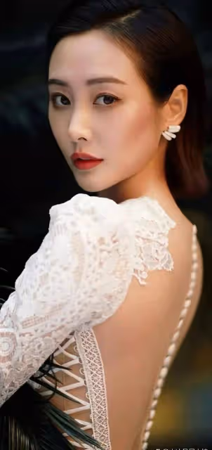 美女明星李純寫真露出事業線!膚白貌美大長腿性感撩人
