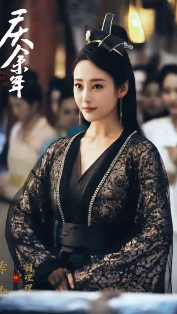 美女明星李純寫真露出事業線!膚白貌美大長腿性感撩人