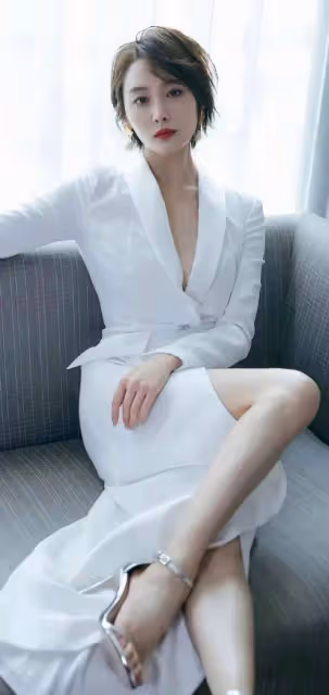 美女明星李純寫真露出事業線!膚白貌美大長腿性感撩人