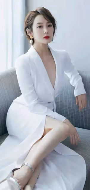 美女明星李純寫真露出事業線!膚白貌美大長腿性感撩人
