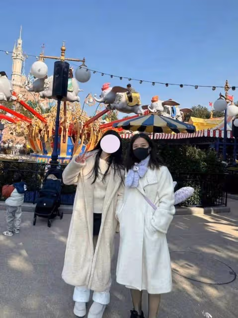 為愛扮萌太好嗑！王昶錢天一迪斯尼被偶遇！網友：土土的甜好上頭