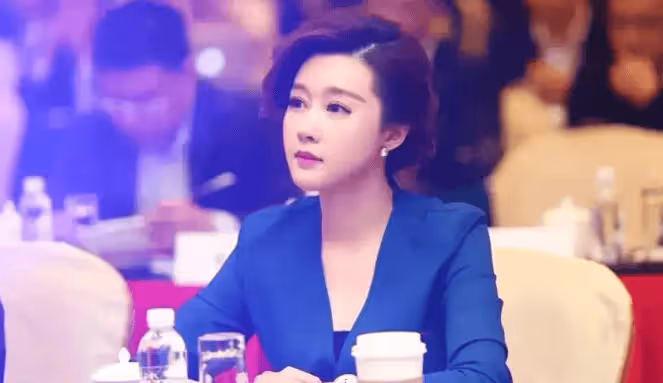 美女主持人周婷:嫁大30歲富豪,生3個孩子,如今與繼子爭奪家產