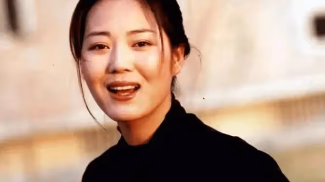 曾經美得一塌糊塗,倒追小六歲的丈夫,婚後她賺錢丈夫養家夫妻恩愛13年