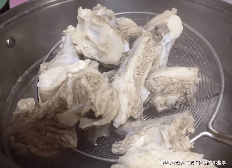 燉羊排湯,最忌直接燉!牢牢記住「3個竅門」,湯鮮肉嫩不膻不腥
