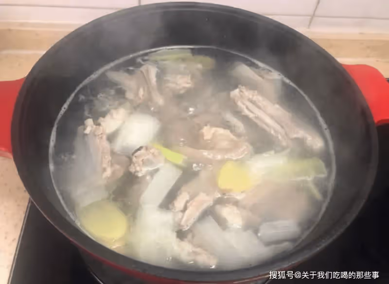 燉羊排湯,最忌直接燉!牢牢記住「3個竅門」,湯鮮肉嫩不膻不腥