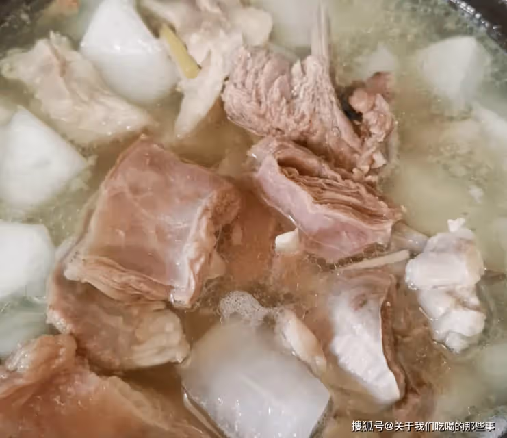燉羊排湯,最忌直接燉!牢牢記住「3個竅門」,湯鮮肉嫩不膻不腥
