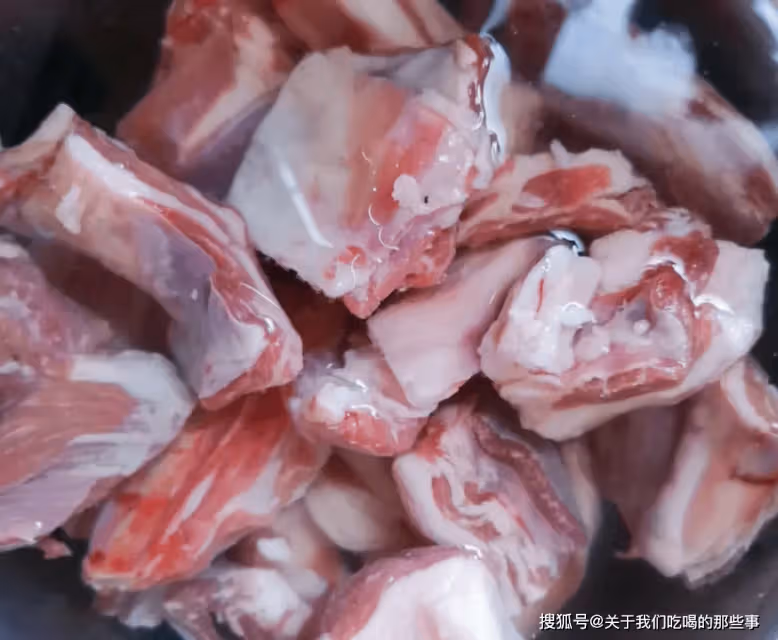 燉羊排湯,最忌直接燉!牢牢記住「3個竅門」,湯鮮肉嫩不膻不腥
