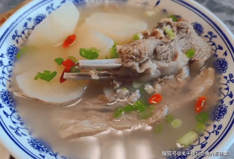燉羊排湯,最忌直接燉!牢牢記住「3個竅門」,湯鮮肉嫩不膻不腥