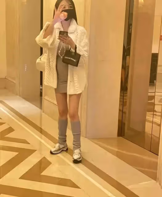 葉珂分手風波後現身， 挺著孕肚獨自一人，被質疑故意被拍上熱搜