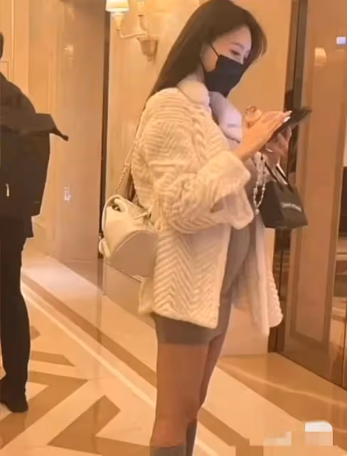 葉珂分手風波後現身， 挺著孕肚獨自一人，被質疑故意被拍上熱搜