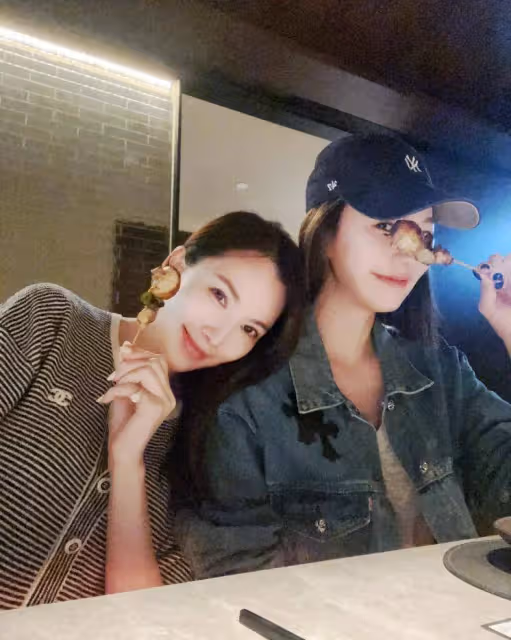 林志穎老婆曬照,40歲依舊美如少女,右腿膝蓋摔傷貼大塊人工皮