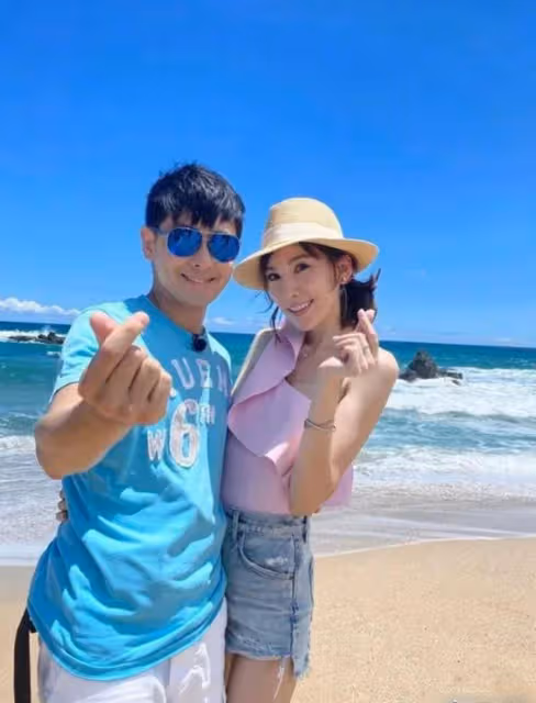 林志穎老婆曬照,40歲依舊美如少女,右腿膝蓋摔傷貼大塊人工皮