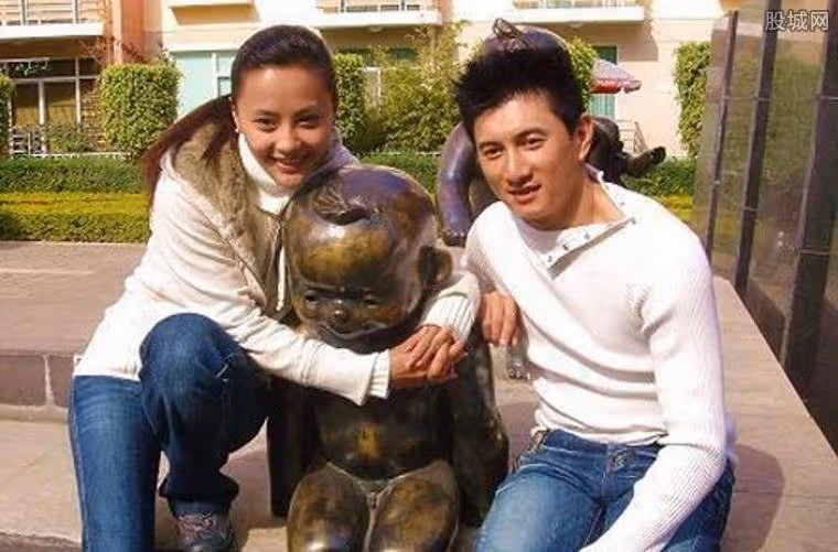 吳奇隆前妻罕見更新視頻，曬二婚甜蜜生活，直言外國老公是對的人