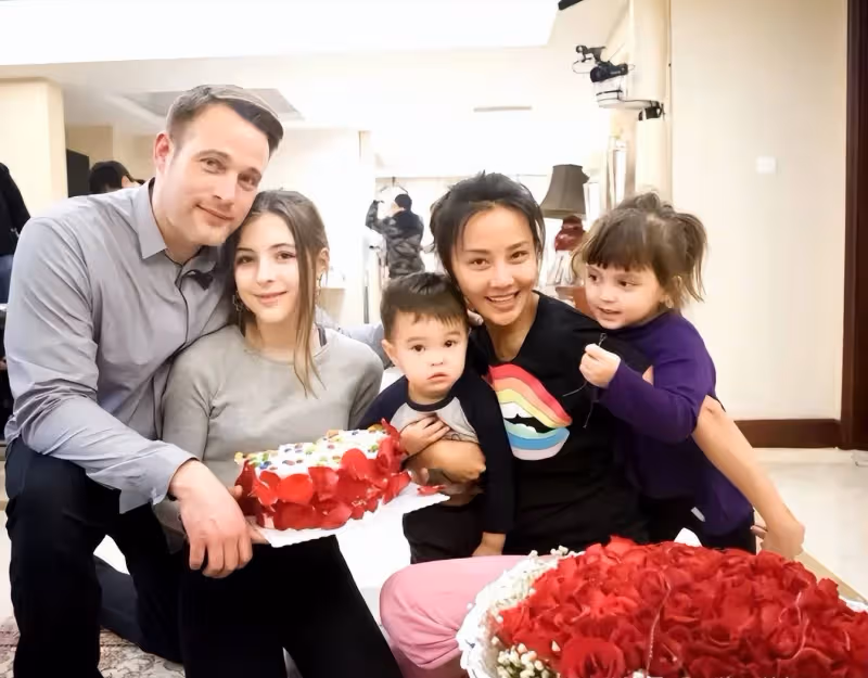 吳奇隆前妻罕見更新視頻，曬二婚甜蜜生活，直言外國老公是對的人
