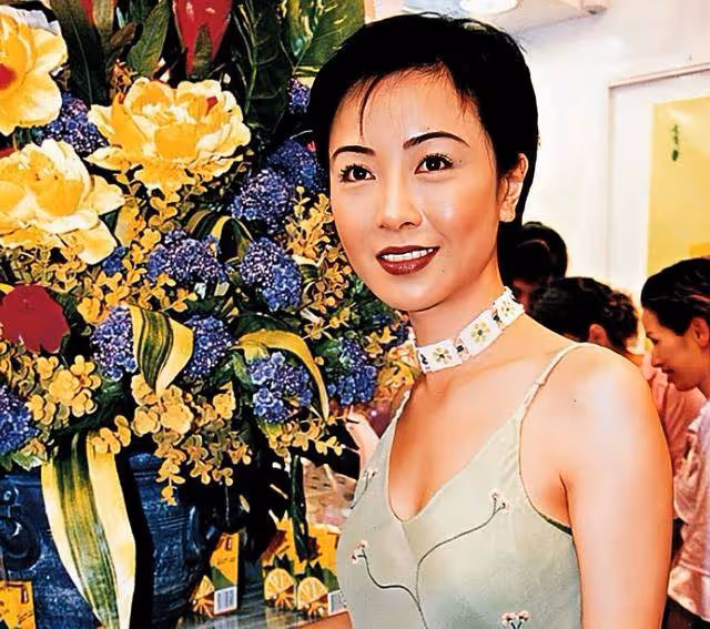香港知名女星出道40周年,身材變消瘦雙頰凹陷,健康狀況令人擔憂