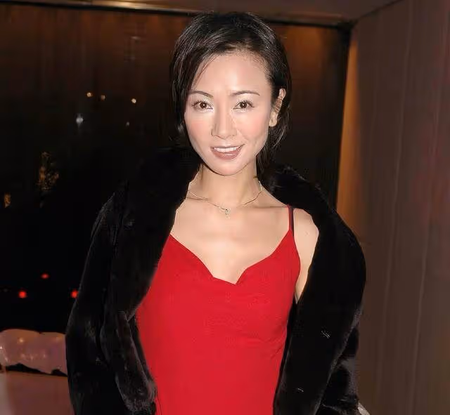 香港知名女星出道40周年,身材變消瘦雙頰凹陷,健康狀況令人擔憂