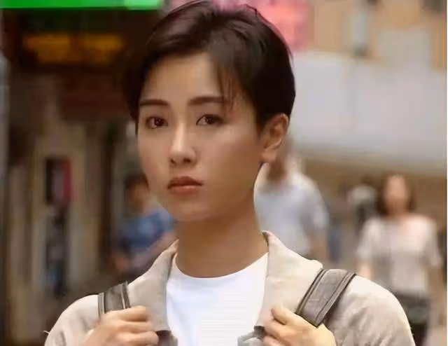 港圈女神罕見露面,小鳥依人對男子「投懷送抱」,暴瘦後狀態回春