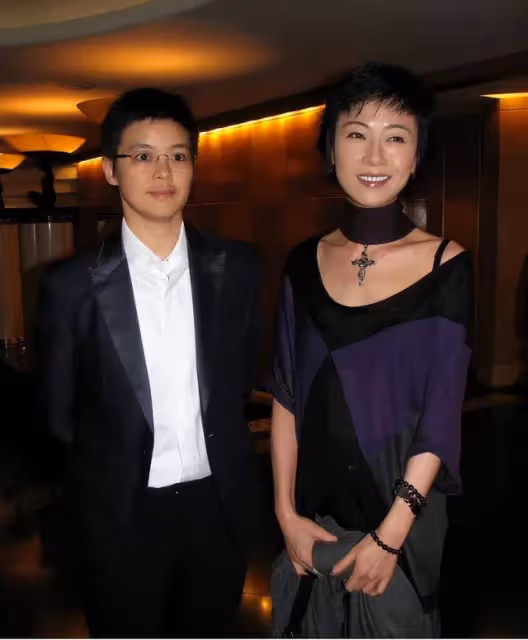 港圈女神罕見露面,小鳥依人對男子「投懷送抱」,暴瘦後狀態回春