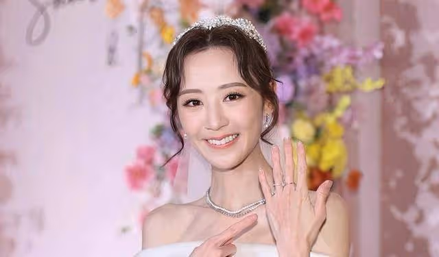 恭喜!TVB「體操女王」在星級酒店結婚,與圈外老公當場接吻