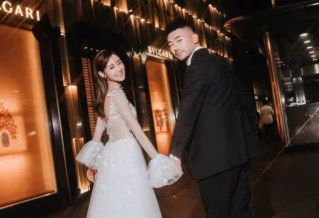 恭喜！TVB「體操女王」在星級酒店結婚，與圈外老公當場接吻