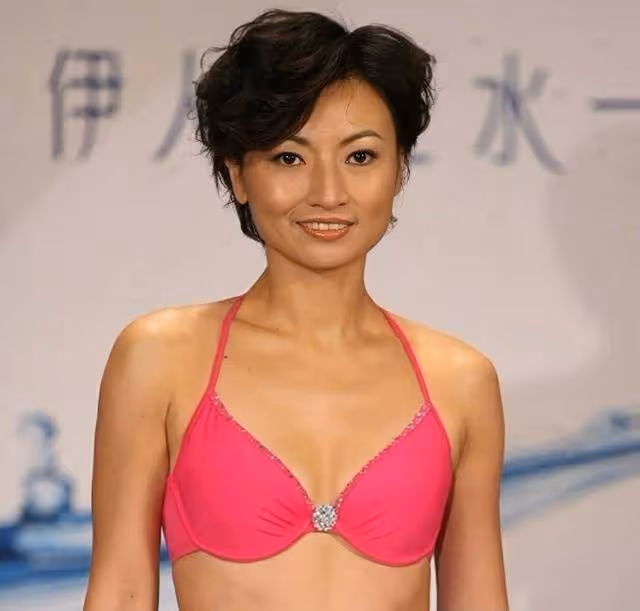 52歲香港女星宣布結婚,想生娃身體不允許,交友軟體認識外籍老公