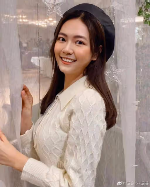 轉換風格!TVB力捧小花展現性感一面,大秀豐滿上圍和修長美腿