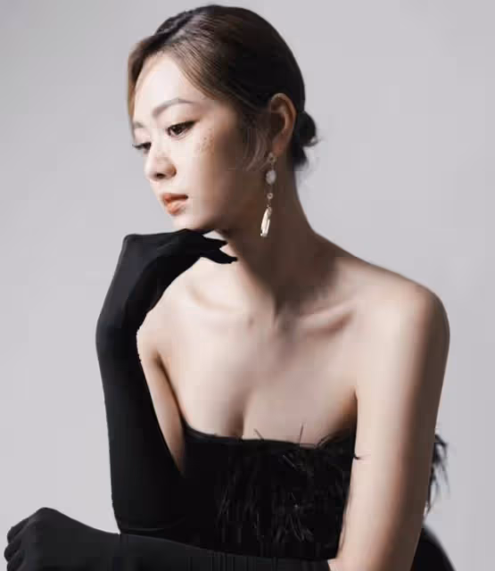 轉換風格!TVB力捧小花展現性感一面,大秀豐滿上圍和修長美腿