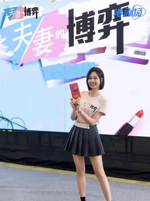 轉換風格!TVB力捧小花展現性感一面,大秀豐滿上圍和修長美腿