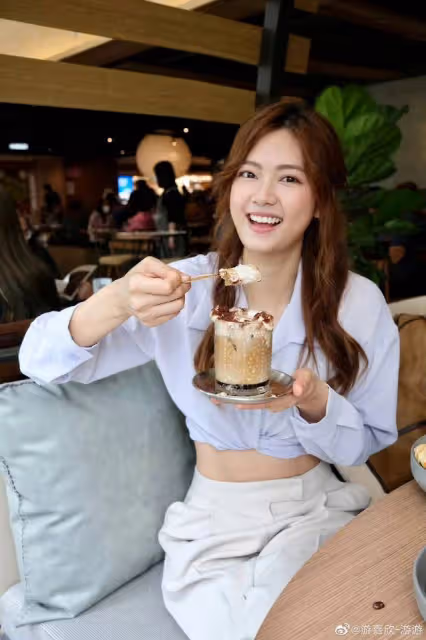 轉換風格!TVB力捧小花展現性感一面,大秀豐滿上圍和修長美腿