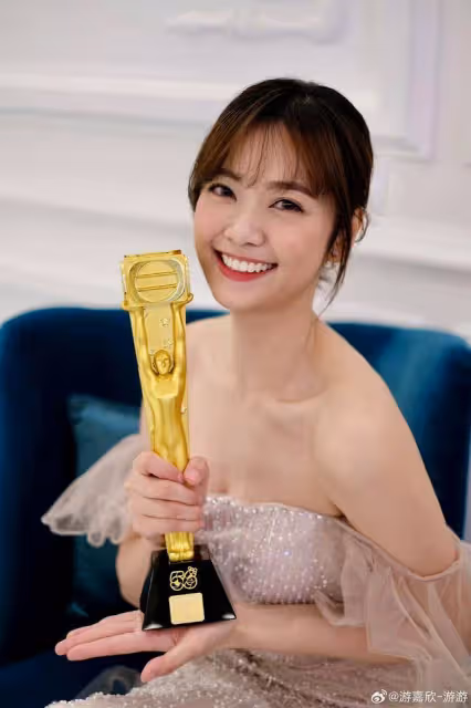 轉換風格!TVB力捧小花展現性感一面,大秀豐滿上圍和修長美腿