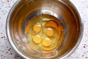 「低糖無水無油蜂蜜脆皮雞蛋糕」紮實口感！含全蛋打發秘訣！