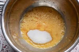 「低糖無水無油蜂蜜脆皮雞蛋糕」紮實口感！含全蛋打發秘訣！
