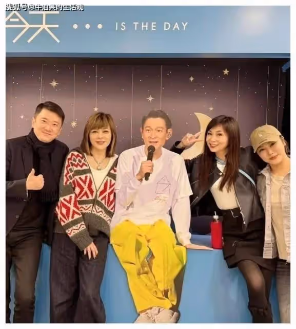 62歲關之琳看劉德華演唱會,斷崖式衰老引熱議,美人遲暮讓人嘆息