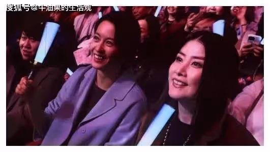 62歲關之琳看劉德華演唱會,斷崖式衰老引熱議,美人遲暮讓人嘆息