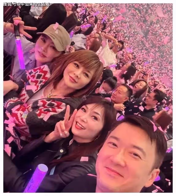 62歲關之琳看劉德華演唱會,斷崖式衰老引熱議,美人遲暮讓人嘆息