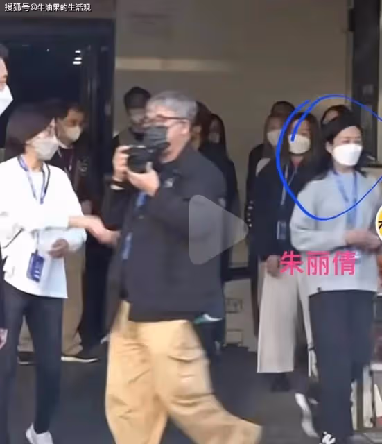 62歲關之琳看劉德華演唱會,斷崖式衰老引熱議,美人遲暮讓人嘆息