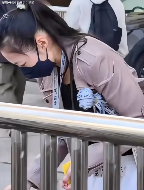 62歲關之琳看劉德華演唱會,斷崖式衰老引熱議,美人遲暮讓人嘆息